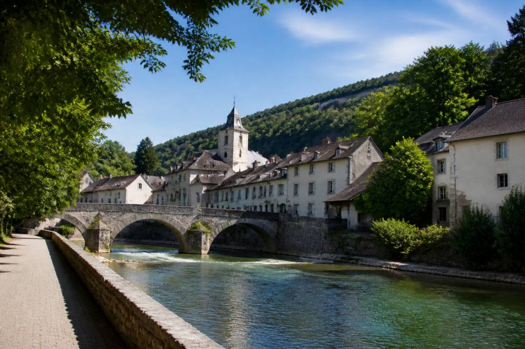 Saint-Ursanne : visite, patrimoine et promenade au bord du Doubs